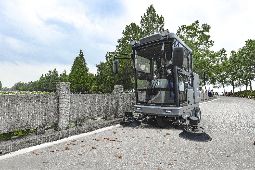 保洁用电动小型清扫车多少钱一台？